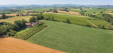 Farmhouse with private residence in a hilly position 