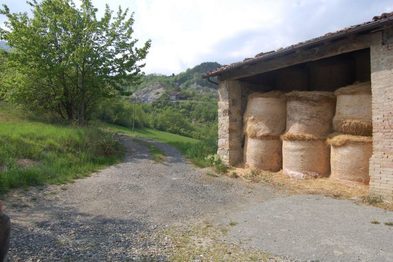 Rustico in sasso a Bobbio con terreno adiacente