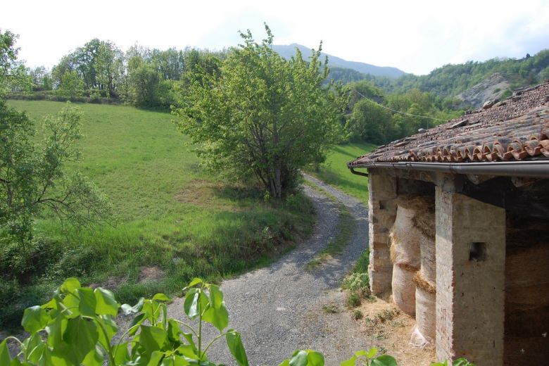 Rustico in sasso a Bobbio con terreno adiacente