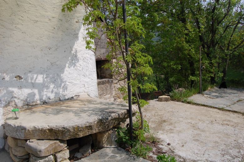 Rustico in sasso a Bobbio con terreno adiacente