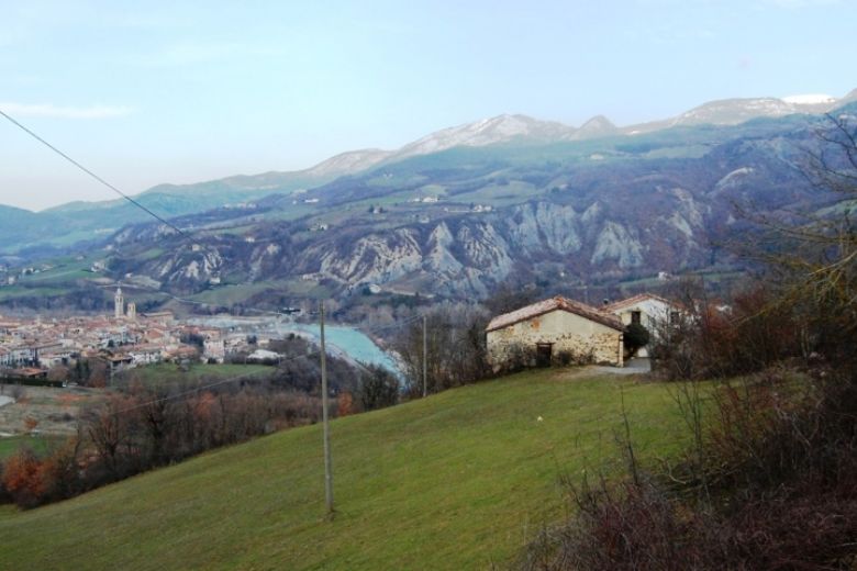 Rustico in sasso a Bobbio con terreno adiacente