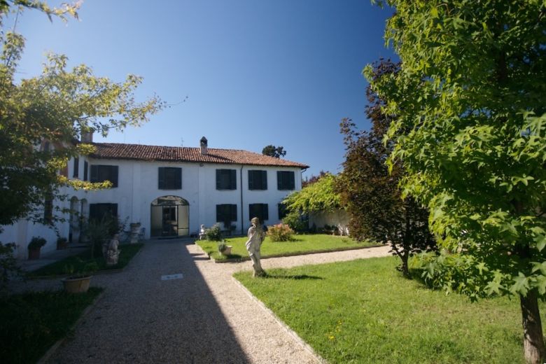 Storico Palazzo in piccolo borgo a ridosso dell'Oltrepò Pavese 