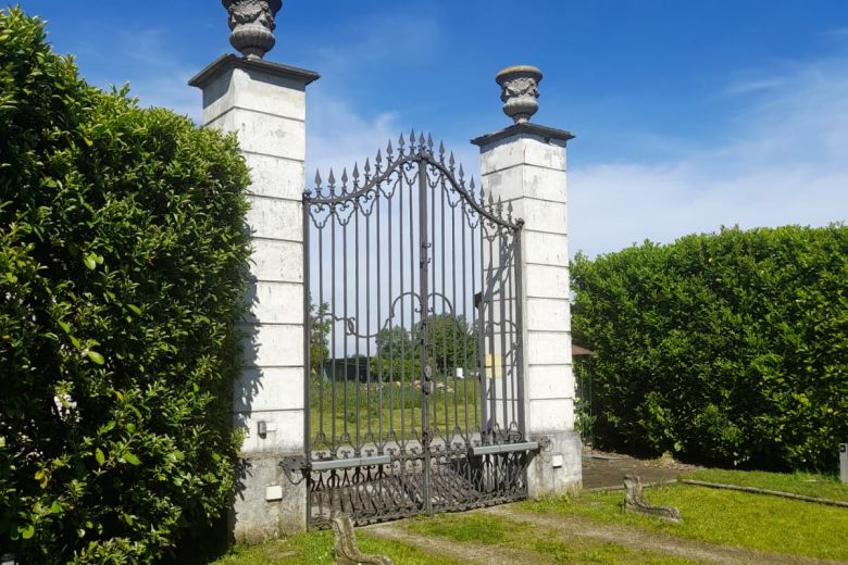 Storico Palazzo in piccolo borgo a ridosso dell'Oltrepò Pavese 