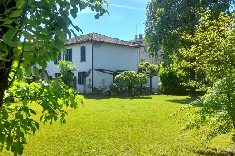 Storico Palazzo in piccolo borgo a ridosso dell'Oltrepò Pavese 