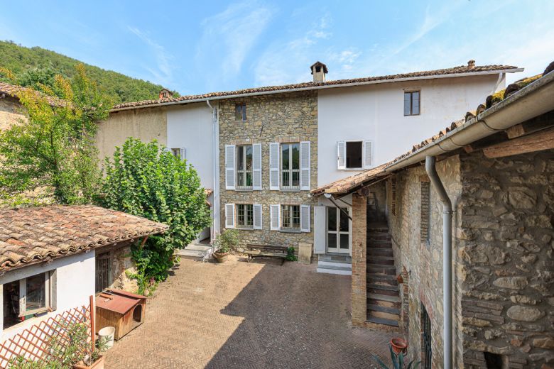 Oltrepò Pavese Hills - Detached House with ancient stone buildings Oltrepò Pavese Hills - Detached House with ancient stone buildings