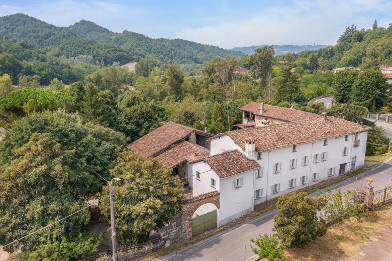 Oltrepò Pavese Hills - Detached House with ancient stone buildings Oltrepò Pavese Hills - Detached House with ancient stone buildings