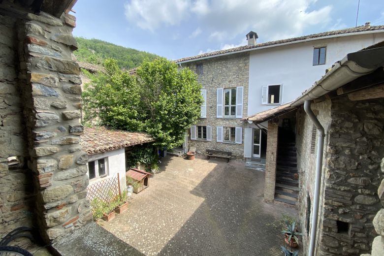 Oltrepò Pavese Hills - Detached House with ancient stone buildings