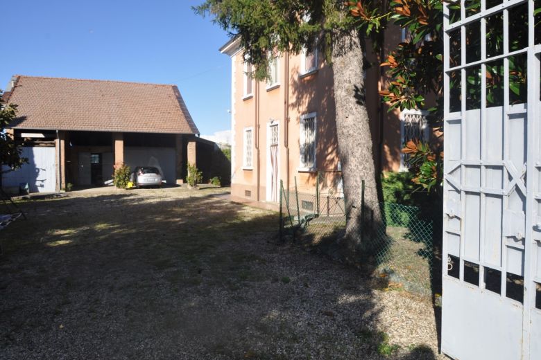 Early twentieth-century villa surrounded by greenery in Codevilla-Oltrepò Pavese 