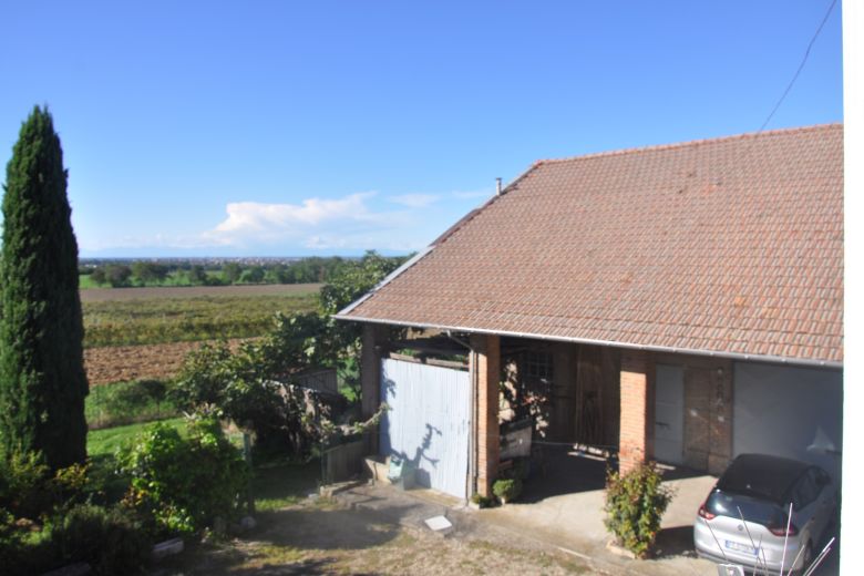 Early twentieth-century villa surrounded by greenery in Codevilla-Oltrepò Pavese 