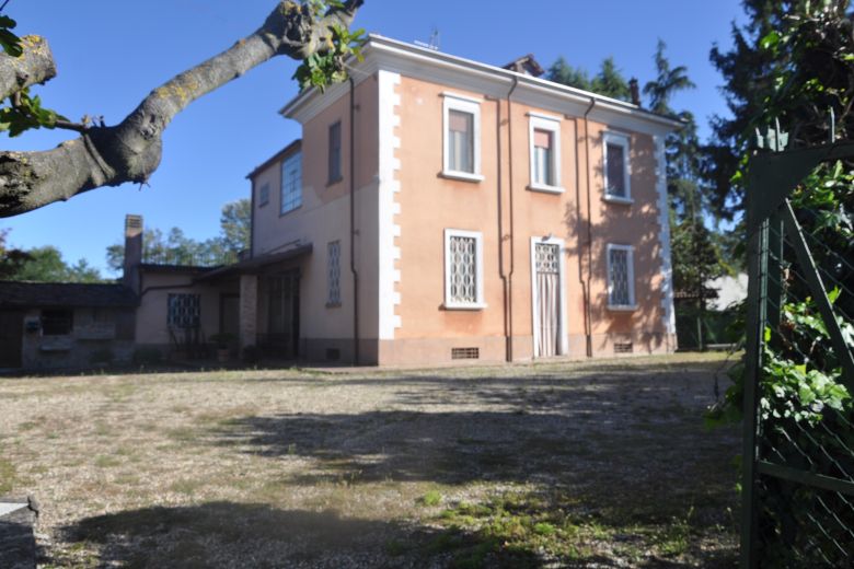 Early twentieth-century villa surrounded by greenery in Codevilla-Oltrepò Pavese 