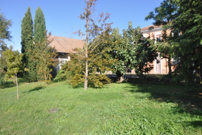 Early twentieth-century villa surrounded by greenery in Codevilla-Oltrepò Pavese 