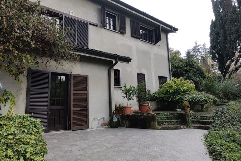 Eclettica Villa in posizione collinare 