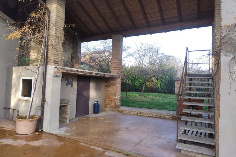 Una bella casa in sasso con giardino ai piedi delle colline piacentine in Val Luretta 