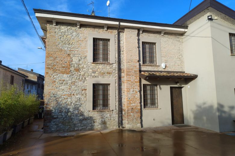 Una bella casa in sasso con giardino ai piedi delle colline piacentine in Val Luretta 